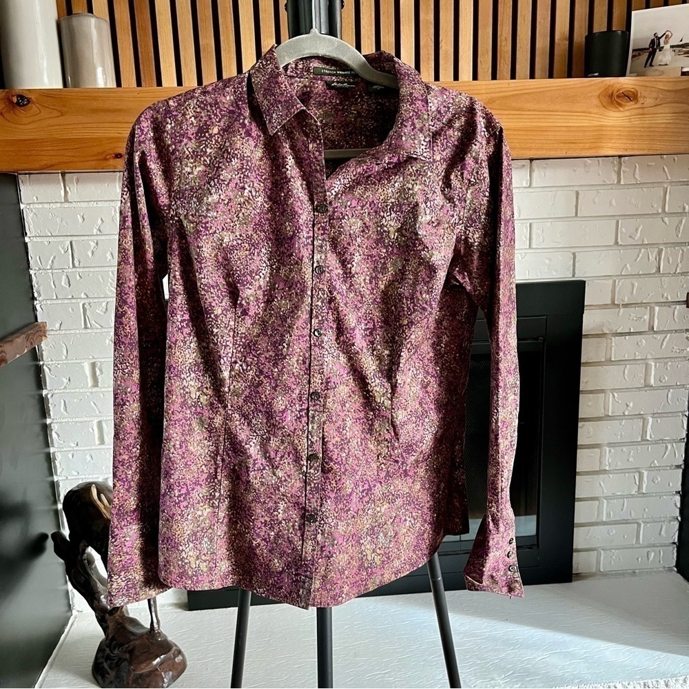 Eddie Bauer Stretch Wrinkle-Resistant Women’s Long Sleeve Button Down - Size M